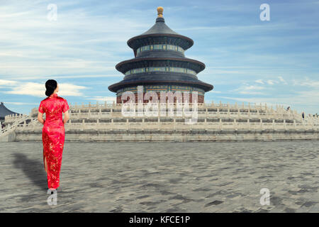 Asiatische junge Frau in alten traditionellen chinesischen Kleidern in der Himmelstempel in Peking, China.