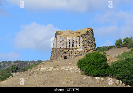 Blick auf Nuraghe Paddaggiu in der Nähe von Castelsardo, Sardinien, Italien Stockfoto