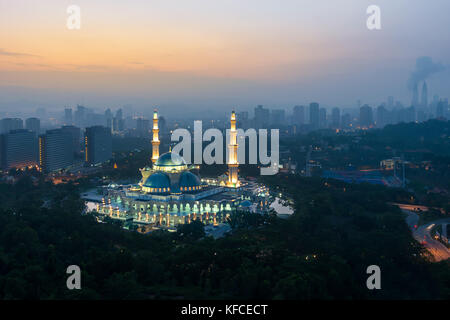 Luftaufnahme von Bundesgebiet Moschee während Sunrise. Bundesgebiet Moschee ist eine große Moschee in Kuala Lumpur, Malaysia Stockfoto