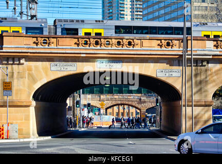 Ein Zug passiert auf einer gewölbten Straße in der Nähe der Hauptbahnhof in Sydney, Australien. Stockfoto