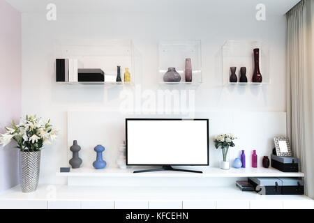 Tv und Regal im Wohnzimmer Modern. Holzmöbel in Weiß mit dekorativem zu Hause. Stockfoto