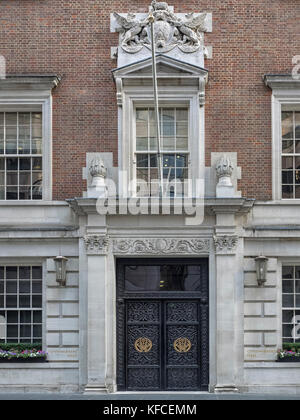 LONDON, Großbritannien - 25. AUGUST 2017: Kunstvoller Eingang zur Clothworkers Hall im Dunster Court in der City of London Stockfoto