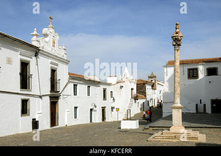 Das traditionelle Dorf Monsaraz mit weiß getünchten Häusern, Alentejo, Portugal Stockfoto