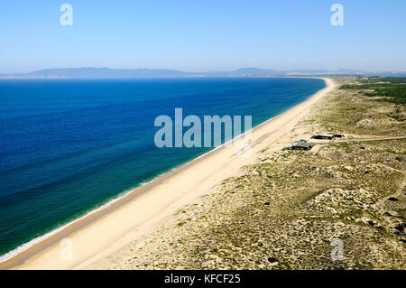 Luftaufnahme der Strände entlang der Küste von Alentejo. Comporta, Portugal Stockfoto