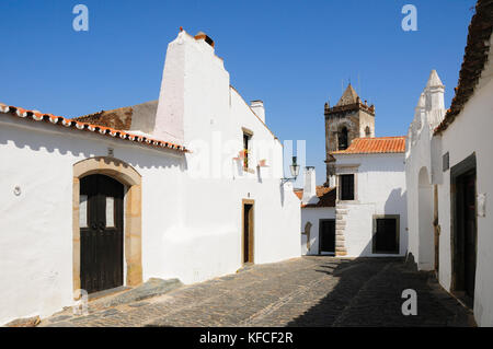 Das traditionelle Dorf Monsaraz mit weiß getünchten Häusern, Alentejo, Portugal Stockfoto