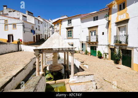 Das jüdische Viertel und der manuelinbrunnen im historischen Dorf Castelo de Vide, Alentejo, Portugal Stockfoto