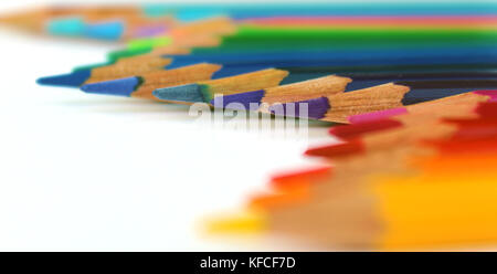 Cognac hell Farbstifte horizontale Welle auf weißem Hintergrund in Sicht Stockfoto