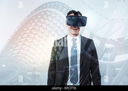 Positive fröhlicher Mann, der 3D-Brille Stockfoto