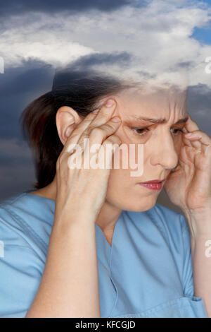 Frau mittleren Alters leiden unter einer akuten Kopfschmerzen oder Migräne durch Sensibilität für Wetter Stockfoto