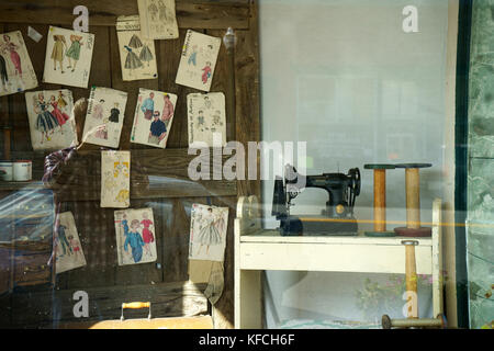 Vintage Nähmaschine und Mode angezeigt in Store Fenster bei Mitchell's Hardware Store, der Innenstadt von Waterville, Washington State Stockfoto