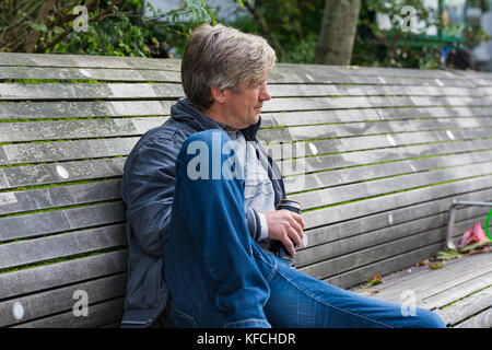 Alkoholisierte Mann, Alkohol zu trinken und mit einem Bier können Sie in einer Stadt in Brighton, East Sussex, England, UK. Betrunkene Lebensstil. Stockfoto