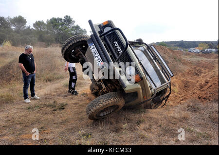 All-terrain-Auto auf der Seite liegend nach einem riskanten Manöver und nachgezogen Stockfoto