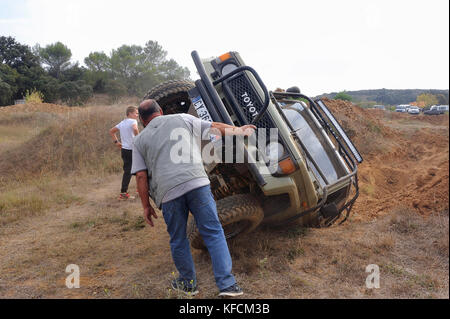 All-terrain-Auto auf der Seite liegend nach einem riskanten Manöver und nachgezogen Stockfoto