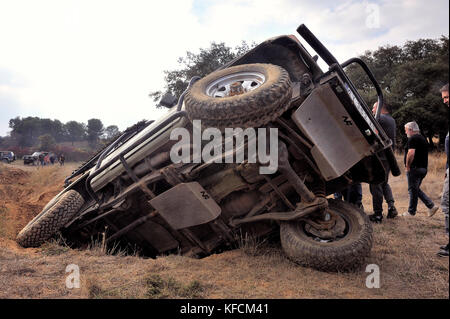 All-terrain-Auto auf der Seite liegend nach einem riskanten Manöver und nachgezogen Stockfoto