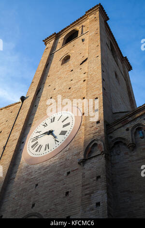 Clock Tower. San Agostino Kathedrale. Fermo, Italien Stockfoto