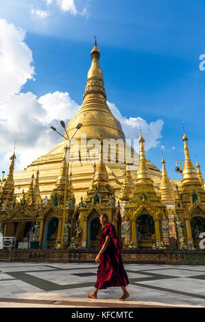 Myanmar (ehemals Burma). Yangon. (Rangun). Mönch zu Fuß in der Shwedagon Pagode Buddhistischer heiliger Ort ist das erste religiöse Zentrum von Burma Stockfoto