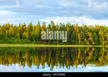 Platz für den Frieden des Geistes, ein Haus im Wald und eine Bootsfahrt auf dem See Stockfoto