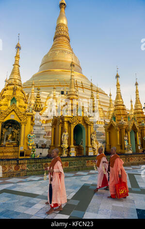 Myanmar (ehemals Burma). Yangon. (Rangun). Nonnen, die vor der großen goldenen Stupa in der Shwedagon Pagode spazieren Stockfoto