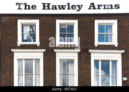 Die Hawley Arms Pub in Camden Town, London. Poster von Amy Winehouse auf dem Fenster. Stockfoto