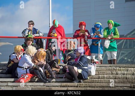 Cosplayer kommen an der London Comic Con im ExCel London. Stockfoto