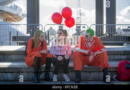 Cosplayer kommen an der London Comic Con im ExCel London. Stockfoto