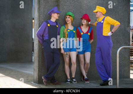 Cosplayer, die als Figuren aus der Nintendo Mario-Serie verkleidet sind, kommen bei der London Comic Con im Excel London an. Stockfoto