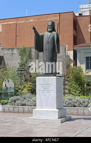 Athen, Griechenland - Mai 05: Statue von Erzbischof Damaskinos in Athen am 05 Mai, 2015. Damaskinos Papandreou in Athen Denkmal am Platia Mitropoleos in Stockfoto