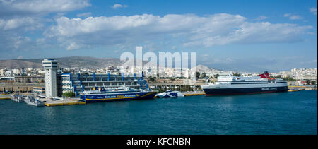 Hafen von Piräus, Athen. Griechenland. Ein Blick über den Hafen von Piräus, Schiffe und den industriellen Charakter des Hafen. Das stadtbild von Athen legt darüber hinaus im Hintergrund. Stockfoto