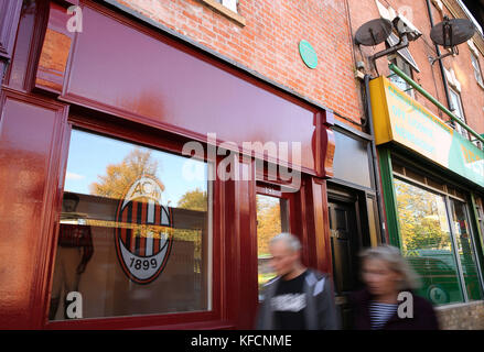 Eine Tafel, die Herbert Kilpin, dem Gründer des AC Mailand, in der 191 Mansfield Road (einem ehemaligen Metzgerei) in Nottingham gewidmet ist. Stockfoto