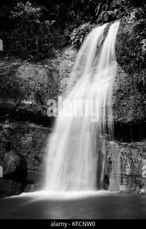Schwarz-weiß Bild von Wasserfall erfasst mit langen Belichtungen bei kubah Nationalpark in malaysischen Borneo. bezaubernde Kraft der Natur Stockfoto