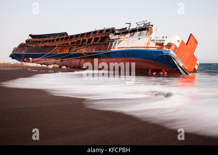 Schiffbruch Boot die Gelis rauh auf Bali Beach gestrandet, Rusty Korrosion deckt dieses riesigen Fähre. lange Exposition Effekt verschönert Flut Stockfoto