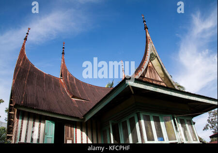 Authentische minangkabau Haus in Bukittinggi, Sumatra. minangkabau sind eine einheimische Kultur mit Wohnungen anzeigen einzigartige architektonische Design Stockfoto