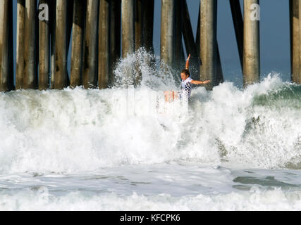 Pro weiblichen Surfer coco Ho fertigen gleich den dritten Platz in der 2017 Vans us Open surfen Stockfoto