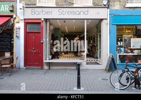 Witzig ernannte Barber auf dem 45 Exmouth Market London UK Baber Streisand. Stockfoto