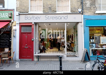 Witzig ernannte Barber auf dem 45 Exmouth Market London UK Baber Streisand. Stockfoto