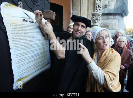 Patrick Rogers und andere Mitglieder der Unitarian Church, St. Stephen's Green, Dublin, während einer Reenactment von Martin Luther Nailing seine historischen Ideen und Meinungen über den Gottesdienst, vor dem 500. Jahrestag der Reformation. Stockfoto