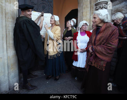 Patrick Rogers und andere Mitglieder der Unitarian Church, St. Stephen's Green, Dublin, während einer Reenactment von Martin Luther Nailing seine historischen Ideen und Meinungen über den Gottesdienst, vor dem 500. Jahrestag der Reformation. Stockfoto