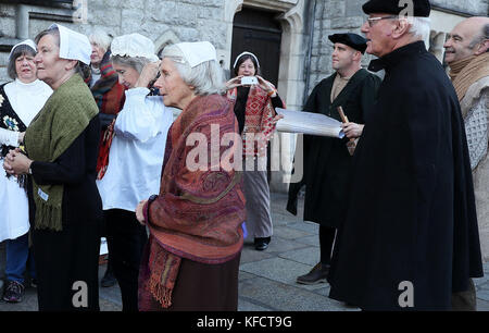 Mitglieder der Unitarischen Kirche St. Stephen's Green, Dublin, während einer Nachstellung von Martin Luther, der seine historischen Ideen und Meinungen über den Gottesdienst vor dem 500. Jahrestag der Reformation festlegte. Stockfoto