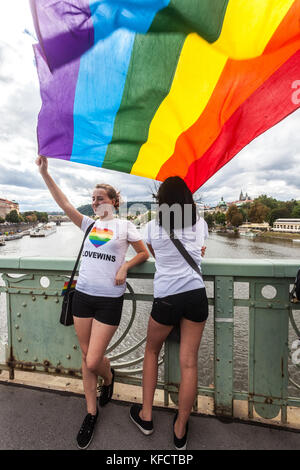 Zwei junge Mädchen, LGBT-Fahne im Wind, Prag, Tschechische Republik Stockfoto