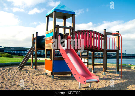 Holz- rot und blau Spielplatz auf Sand an einem sonnigen Tag. Stockfoto