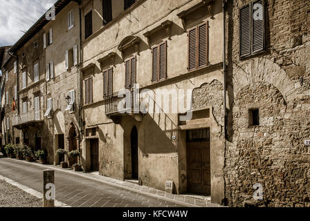 TOSKANA-JUNI 2: Blick auf eine typische Straße in der Stadt San Quirico, Orcia-Tal, Toskana, Italien, am 2,2017. juni. Stockfoto