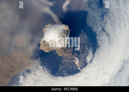 Vulkan Sarychev (kuril Inseln, im Nordosten von Japan) in einer frühen Phase der Eruption am 12. Juni 2009. Sarychev Peak ist einer der aktivsten Vulkane Stockfoto