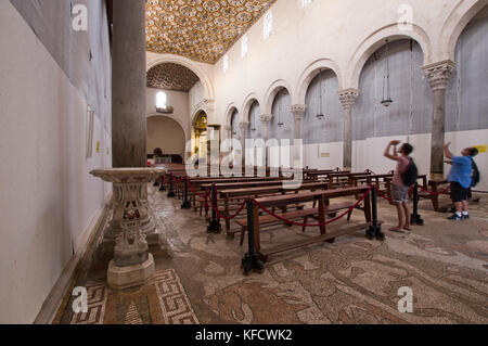 OTRANTO, ITALIEN - 24. JULI 2017: Menschen in der Basilika Cattedrale di Santa Maria Annunziata römisch-katholische Kathedrale Stockfoto