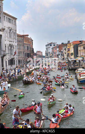 Venedig, Italien - 4. Juni 2017: 43. Ausgabe der vogalonga Rennen. jährliche traditionelle Veranstaltung, die in der venezianischen Lagune. Mannschaften nähert sich der Grand Canal, Stockfoto