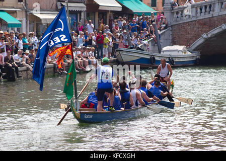 Venedig, Italien - 4. Juni 2017: 43. Ausgabe der vogalonga Rennen. jährliche traditionelle Veranstaltung, die in der venezianischen Lagune. Mannschaften nähert sich der Grand Canal, Stockfoto