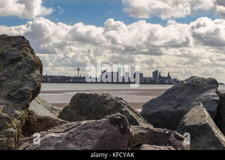 Ein Blick über den Fluss Mersey der Gebäude in der Skyline von Liverpool Stockfoto