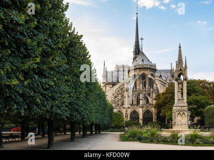 Blick auf den Osten - Ende der Kathedrale Notre-Dame de Paris am Morgen mit dem Brunnen der Jungfrau im Vordergrund. Stockfoto