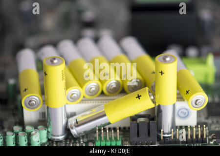 Alkali-mangan-Batterien in Serie auf eine elektronische Platine eingestellt Stockfoto