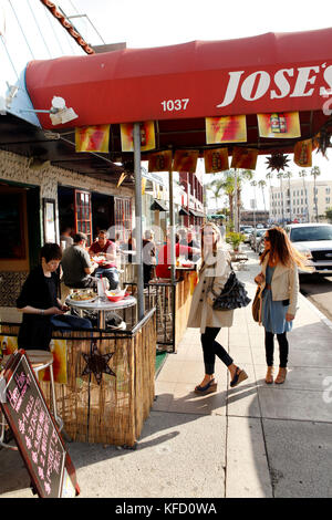 Usa, Kalifornien, San Diego, zwei Frauen stop drin ist Jose Restaurant in La Jolla zu suchen Stockfoto