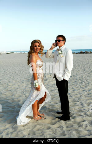 Usa, Kalifornien, San Diego, Coronado Island, prom Paar adam Whalen und Audrey Jarvis am Strand vor dem Hotel del Coronado Stockfoto